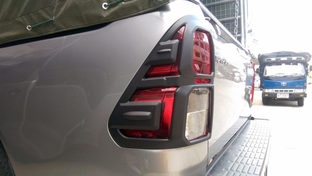 TAIL LIGHT COVER  (MATTE BLACK) ( Pair）FOR TOYOTA HILUX 2015+
